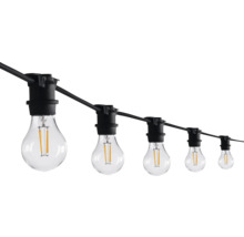LED lichtsnoer voor buiten met meerdere gloeilampen aan een zwarte kabel.
