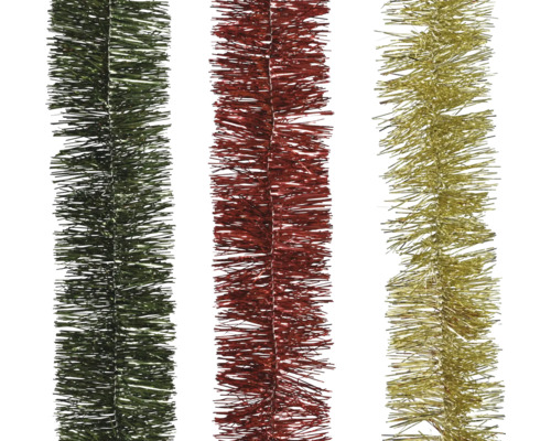 Drie glanzende kerstslingers van lametta in de kleuren groen, rood en goud.