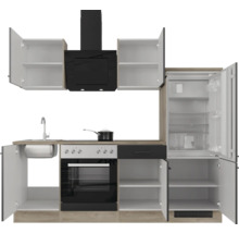 Keukenblok met oven, afzuigkap en koelkast, geopende kasten tonen de opbergruimte en legplanken.
