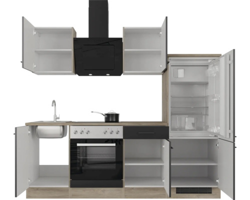 Keukenblok met oven, afzuigkap en koelkast, geopende kasten tonen de opbergruimte en legplanken.