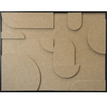 Moderne driedimensionale wanddecoratie met abstracte geometrische vormen van gestructureerd materiaal in een zwarte lijst.
