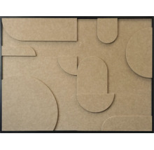 Driedimensionale wanddecoratie in bruin met geometrische vormen van gestructureerd vezelmateriaal en zwarte lijst.