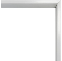 Bovenste rechterhoek van een eenvoudig metalen fotolijstprofiel in wit.
