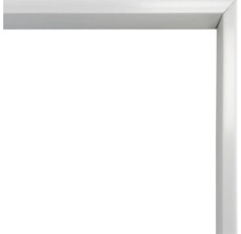 Hoekdetail van een wit aluminium frame voor ramen of horren.