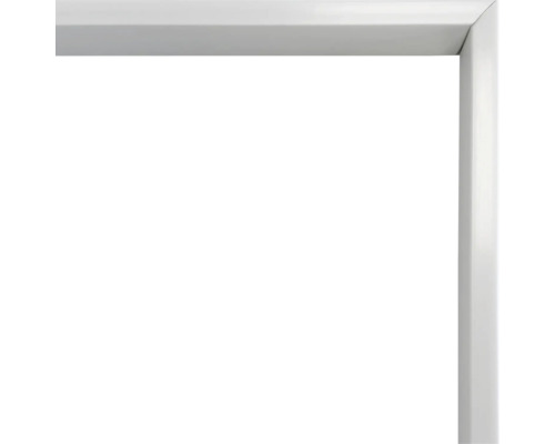 Hoekdetail van een wit aluminium frame voor ramen of horren.