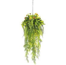 Kunsthangplant met groene varenbladeren en oranje bloemen aan een metalen ketting met haak.