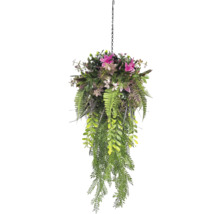 Kunsthangplant met roze bloemen, varens en hangende groene ranken aan een zwarte metalen ketting.