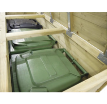 Binnenaanzicht van een houten afvalcontainerberging met drie afvalcontainers: één zwarte en twee groene bakken.