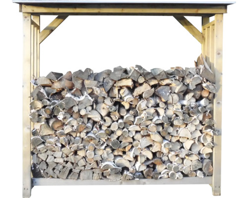 Houten haardhoutberging gevuld met gekloofd brandhout.