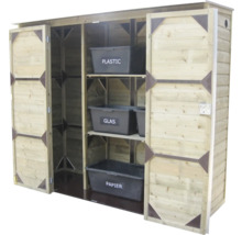 Houten vuilnisbakkenkast met drie kunststof bakken voor afvalscheiding van plastic, glas en papier in de tuin.