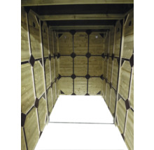 Binnenaanzicht van een houten tuinhuis met wandpanelen en een zwart metalen frame met ruitvormige verbindingsstukken.