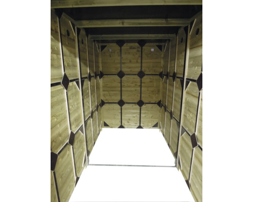 Binnenaanzicht van een houten tuinhuis met wandpanelen en een zwart metalen frame met ruitvormige verbindingsstukken.