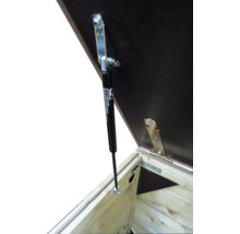 Gasveer aan een open deksel van een houten tuinbox.