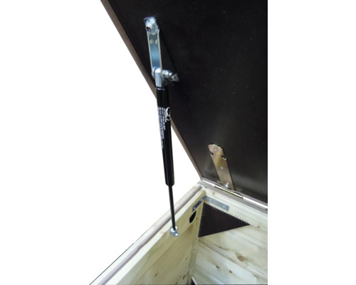 Gasveer gemonteerd op een geopend deksel van een houten opbergkist ter ondersteuning van het openen.