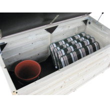 Open opbergbox van licht hout met kussens en een emmer binnenin.