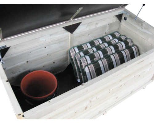Open opbergbox van licht hout met kussens en een emmer binnenin.