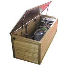 Houten tuinkist met geopende deksel en gasveren, gevuld met gieter en kussens.