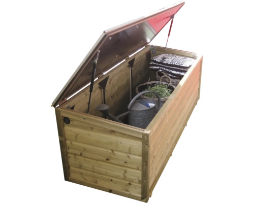 Houten tuinkist met geopende deksel en gasveren, gevuld met gieter en kussens.