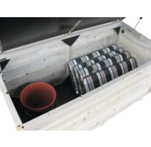 Geopende houten tuinbox met tuinkussens en een emmer binnenin.