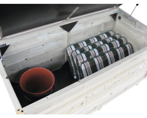 Geopende houten tuinbox met tuinkussens en een emmer binnenin.