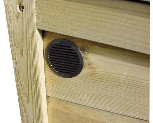 Rond zwart ventilatierooster van kunststof gemonteerd in een houten wand.