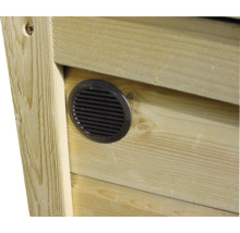 Rond zwart ventilatierooster van kunststof gemonteerd in een houten wand.