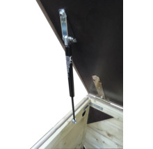 Gasveer voor kistdeksel, gemonteerd op een houten kist met metalen bevestigingsmateriaal.