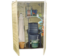 Een georganiseerde houten tuinkast met tuingereedschap, stapelstoelen, een parasol en een slangenwagen binnenin.