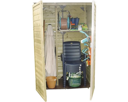 Een georganiseerde houten tuinkast met tuingereedschap, stapelstoelen, een parasol en een slangenwagen binnenin.