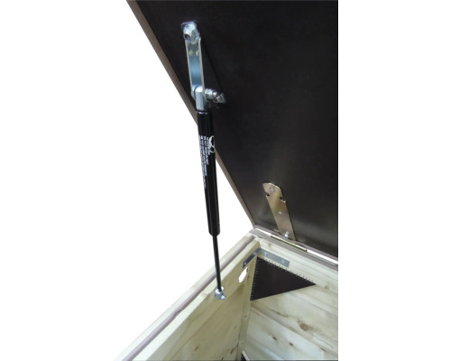 Zwarte gasveer gemonteerd op een houten kist ter ondersteuning van het openstaande deksel.