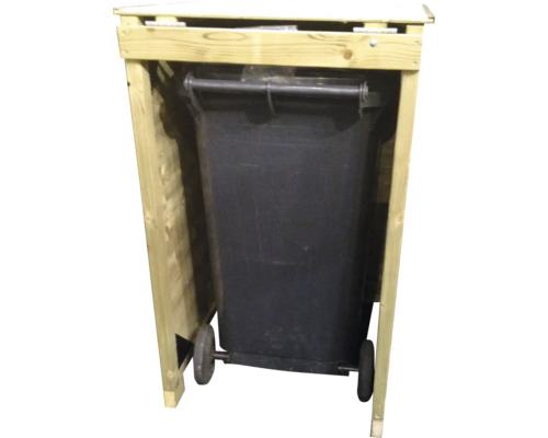 Houten afvalcontainer ombouw met een zwarte kliko op wielen.
