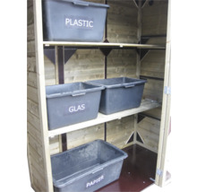 Houten rek met kunststof bakken voor afvalscheiding, gelabeld met Plastic, Glas en Papier.