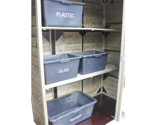 Houten rek met kunststof bakken voor afvalscheiding, gelabeld met Plastic, Glas en Papier.