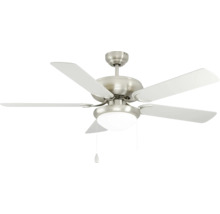Plafondventilator met verlichting, vijf bladen, metalen behuizing, witte bladen.