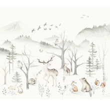 Behang met aquarelillustratie van bosdieren zoals hert, beer, vos en uil in een berglandschap met bomen.