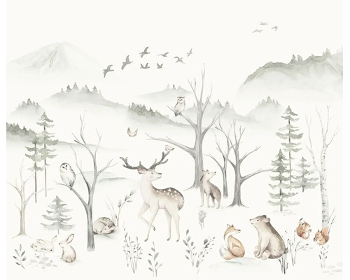 Behang met aquarelillustratie van bosdieren zoals hert, beer, vos en uil in een berglandschap met bomen.
