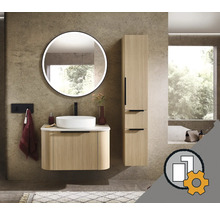 Configureerbare badkamerset met wastafelonderkast in houtlook, opzetwastafel, ronde led-spiegel en hoge kast.