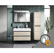 Moderne badkamermeubelset in lichte houtlook bestaande uit wastafelonderkast met witte wastafel, spiegelkast en hoge kast voor een groene wand.