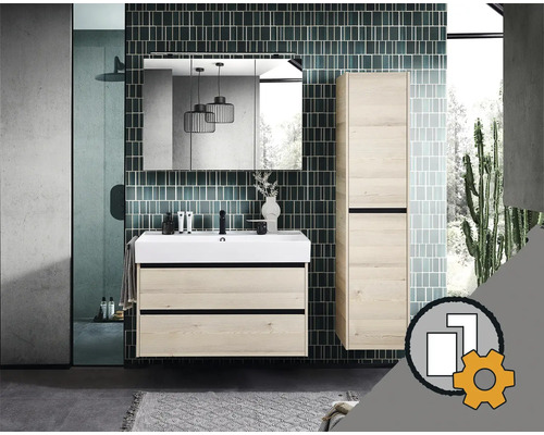Moderne badkamermeubelset in lichte houtlook bestaande uit wastafelonderkast met witte wastafel, spiegelkast en hoge kast voor een groene wand.