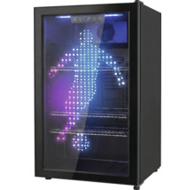 Zwarte drankenkoelkast met glazen deur, verlicht LED-voetballerontwerp, drie metalen roosters en digitale temperatuurweergave.