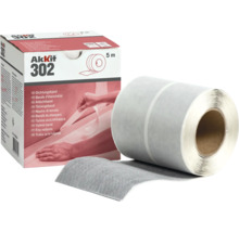 Grijze Akkit 302 afdichtband, rol van 5 meter en verpakking voor het afdichten van voegen en hoeken in vochtige ruimtes.