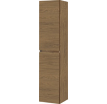 Hoge badkamerkast in houtlook met twee greeploze deuren en zichtbare houtnerf.