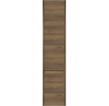 Hoge kast in houtlook met horizontale nerf en geïntegreerde greeplijst.