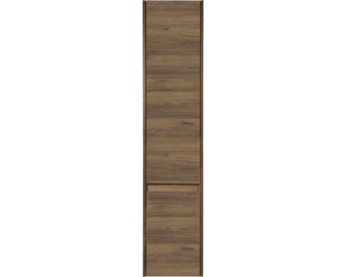 Hoge kast in houtlook met horizontale nerf en geïntegreerde greeplijst.