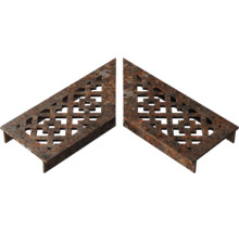Twee driehoekige trapmatten van metaal in roestlook met een geometrisch patroon.
