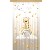 Decoratief gordijn voor de kinderkamer met een aquarelillustratie van een teddybeer op een regenboog, wolken, sterren en een maan.