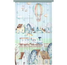 Gordijn voor kinderkamer met aquarel illustratie van trein, luchtballon, vliegtuig en landschap met huizen en bomen.