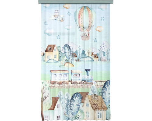 Gordijn voor kinderkamer met aquarel illustratie van trein, luchtballon, vliegtuig en landschap met huizen en bomen.