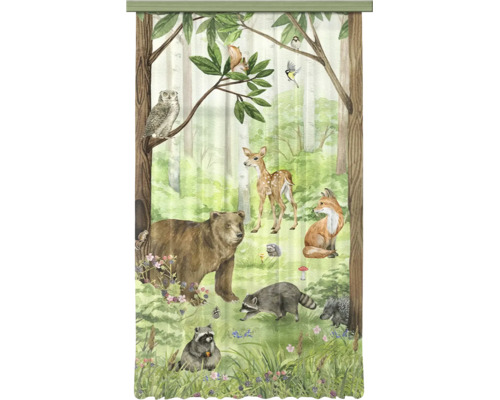 Decoratief gordijn met een geïllustreerde bosscène met een beer, vos, hert, wasberen en een uil tussen bomen en bloemen.