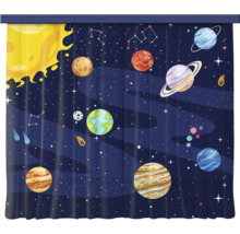 Gordijn voor de kinderkamer met ruimte thema, planeten, zon en sterren op een donkerblauwe stof.